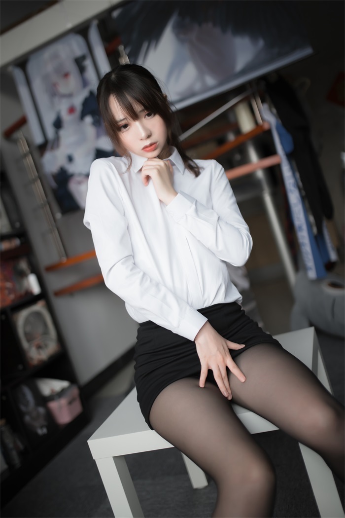 网红Coser@疯猫ss – 黑丝办公室职业装 [30P/176MB]插图1