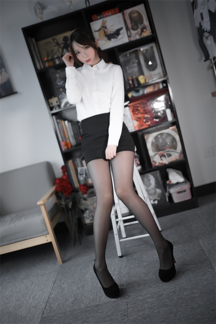 网红Coser@疯猫ss – 黑丝办公室职业装 [30P/176MB]插图2