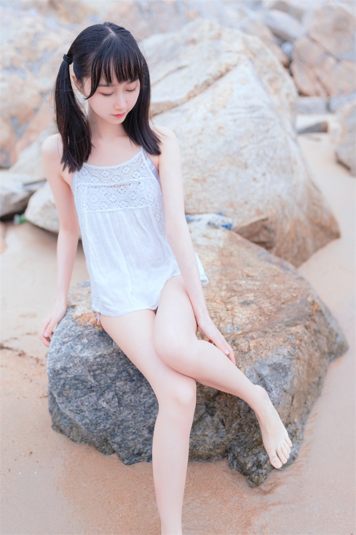 网红Coser@木绵绵OwO – 海边白色比基尼电子版 [30P/133MB]插图2