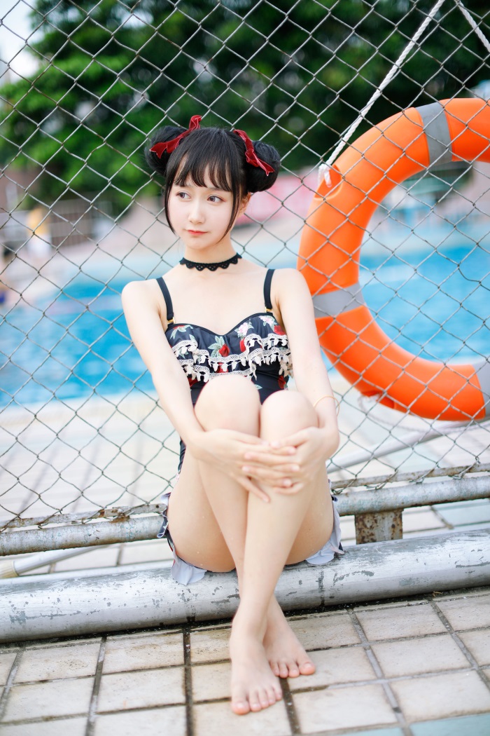 网红Coser@木绵绵OwO – 草莓泳衣 [40P/97.4MB]插图2