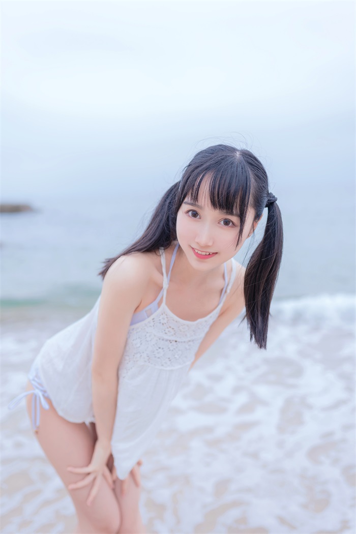 网红Coser@木绵绵OwO – 海边白色比基尼电子版 [30P/133MB]插图1