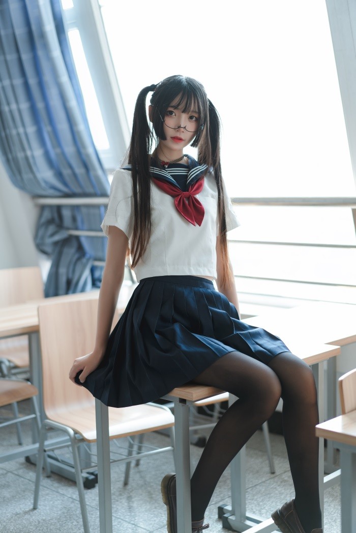 微博红人Coser@五更百鬼 JK黑丝短裙制服 [43P/431MB]插图2