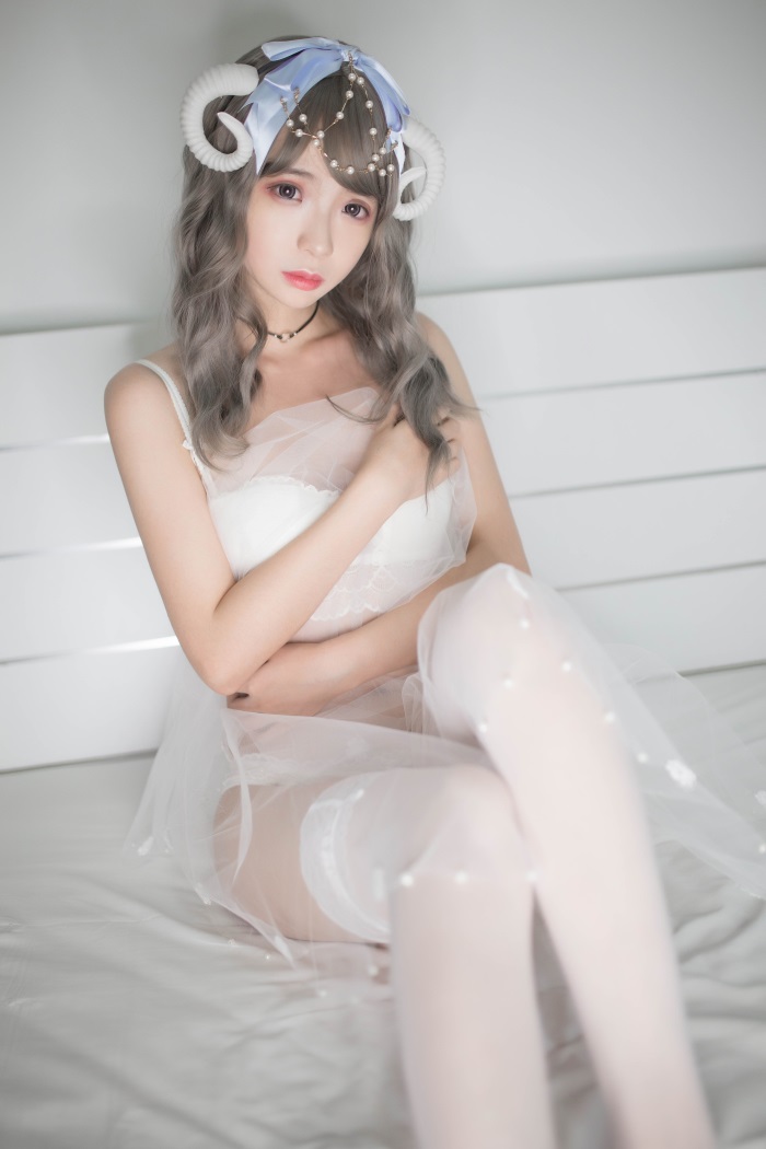 网红Coser@疯猫ss -白内衣 [18P/52.2MB]插图1