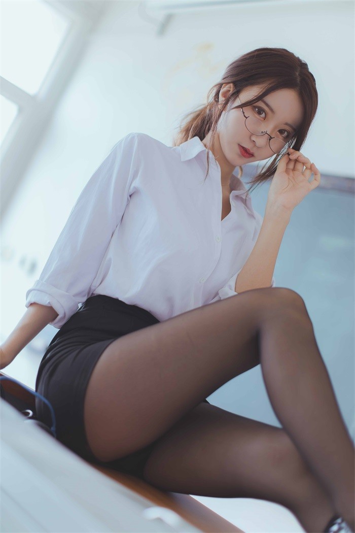 微博红人动漫Coser@-黑川-黑丝短裙教师 [97P/489MB]插图1