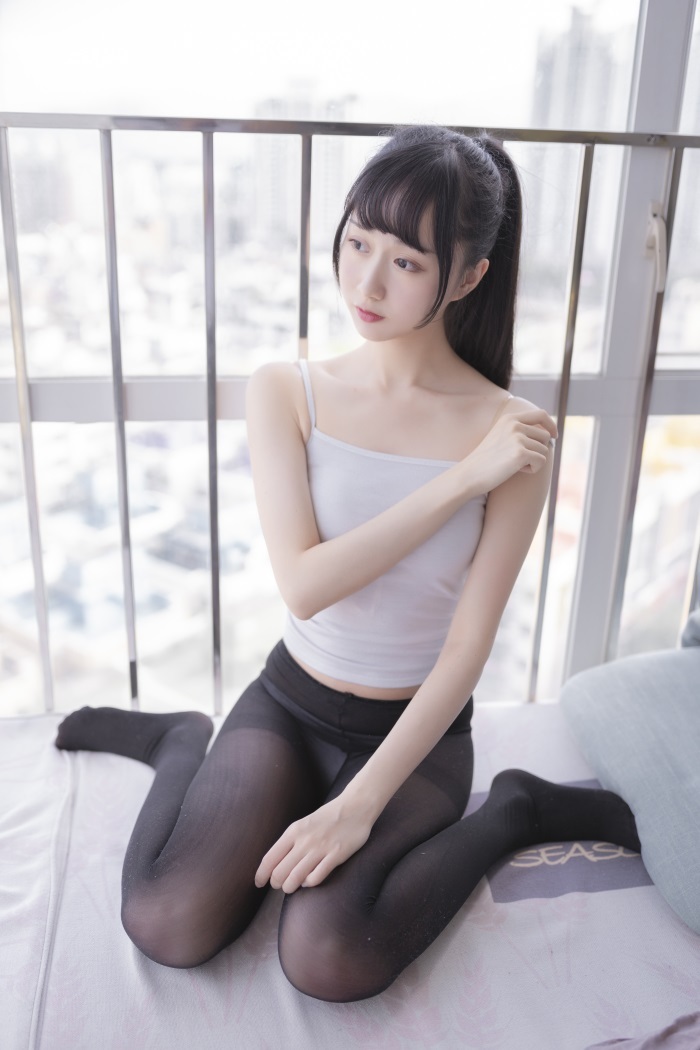 网红Coser@木绵绵OwO – 背心黑丝居家日常完美写真 [40P/260MB]插图2