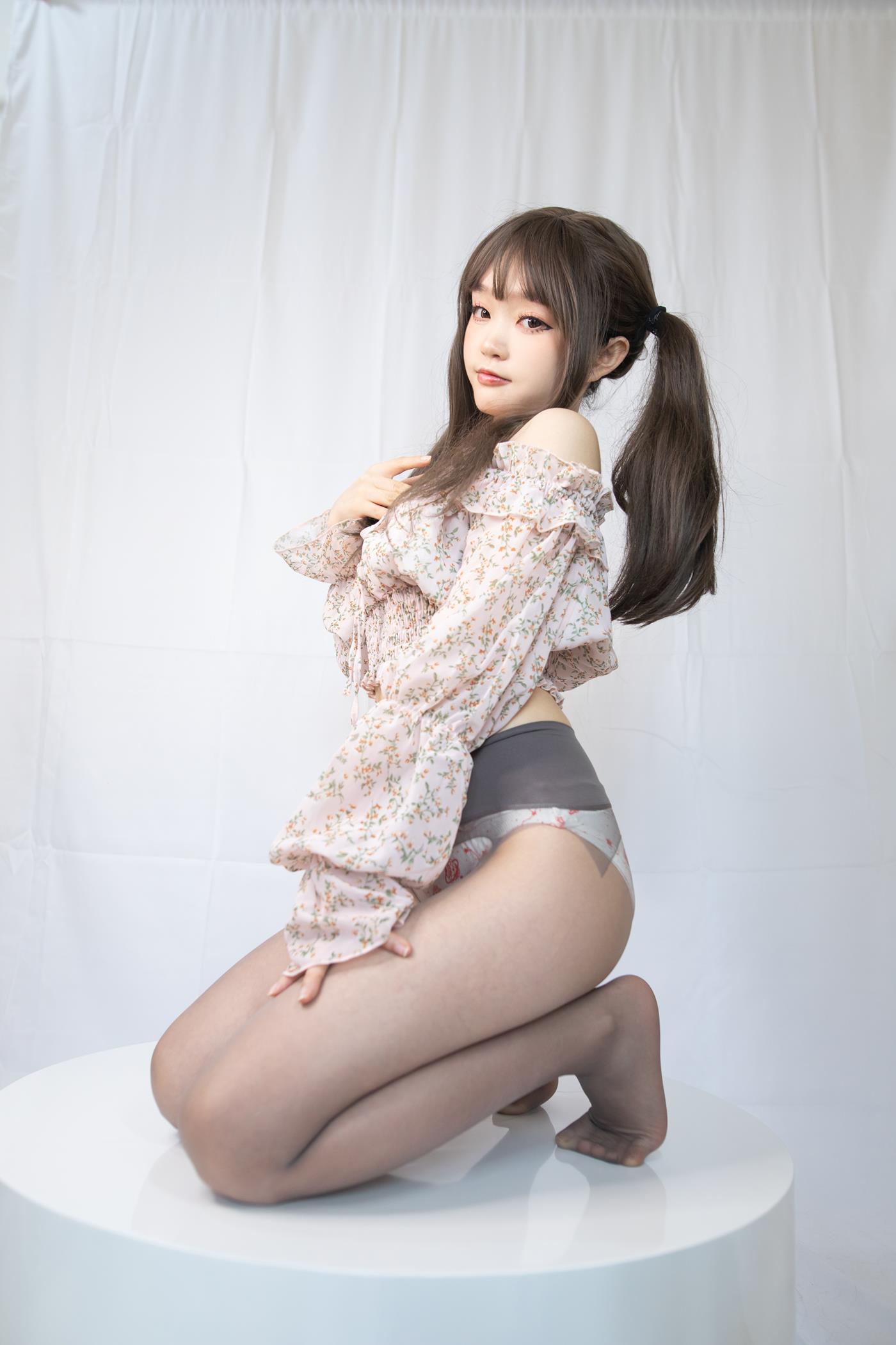 神沢永莉 – 灰丝花裙子[26P/218MB]插图1