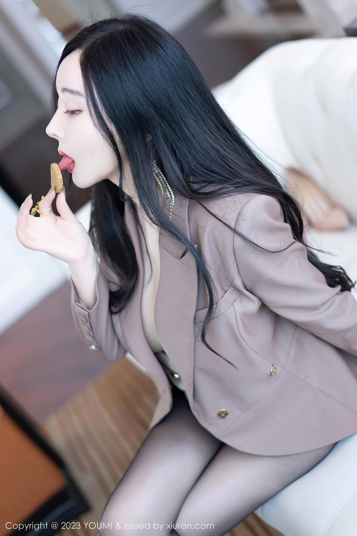 [YOUMI尤蜜荟] 2023.06.12 VOL.950 允爾 短裙美臀[74P/610MB]插图1