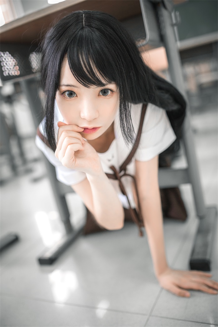 网红Coser@疯猫ss – 棕裙 [21P/172MB]插图1
