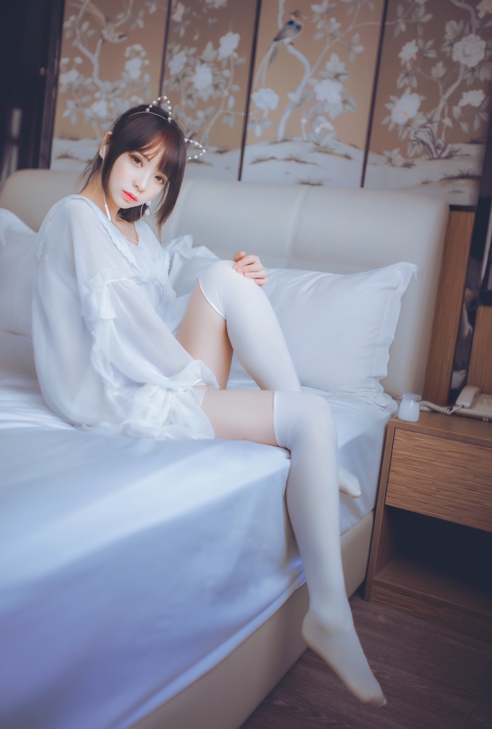 网红Coser@疯猫ss -白色睡衣 [24P/182MB]插图1