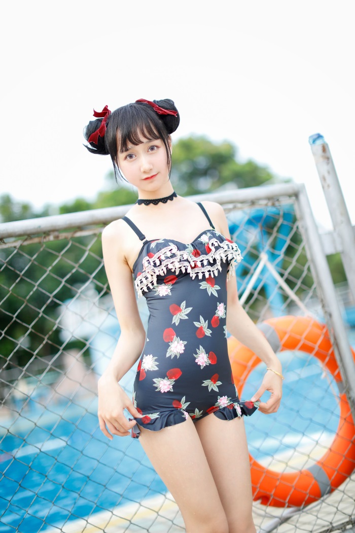 网红Coser@木绵绵OwO – 草莓泳衣 [40P/97.4MB]插图1